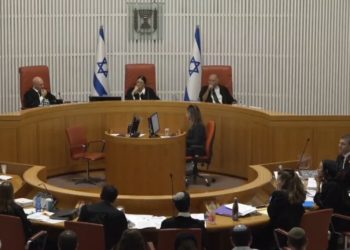 Surprise ! La Haute Cour (de gauche) rejette les pétitions des organisations (de droite) contre l’accord avec le Liban