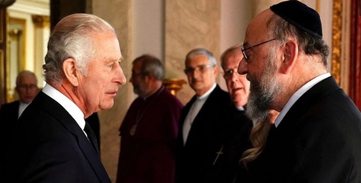 Le roi Charles a invité chez lui le grand rabbin Ephraim Mirvis la veille du couronnement, parce que ce sera un shabbat, et qu’il n’aurait pu venir