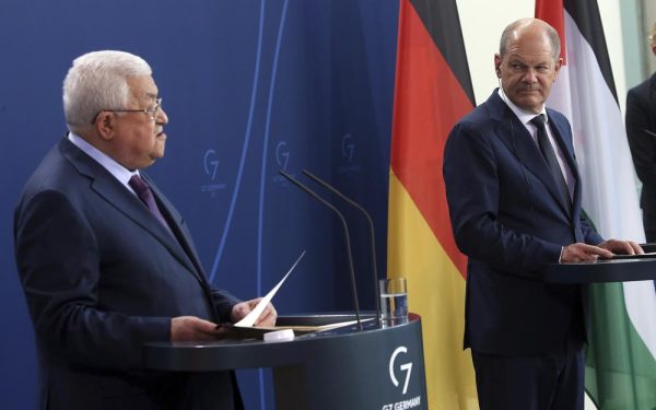 L’Allemagne blanchit Mahmoud Abbas pour ses propos négationnistes de l’holocauste : « quand Abbas le dit, ce n’est pas un crime »