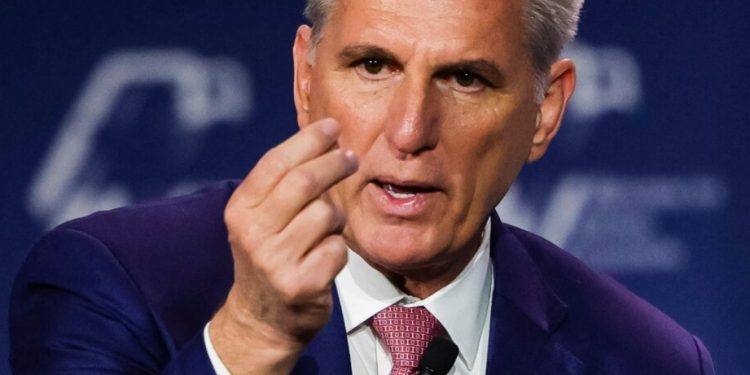 S’adressant aux Républicains juifs, Kevin McCarthy promet d’expulser Ilhan Omar de la commission des Affaires étrangères de la Chambre