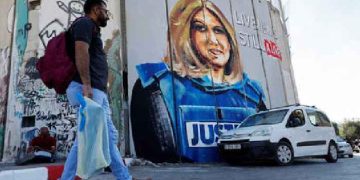 Surpris par la ferme réaction de Lapid/Gantz, la Maison Blanche prétend qu’elle ignorait la décision du FBI d’enquêter sur Abu Akleh