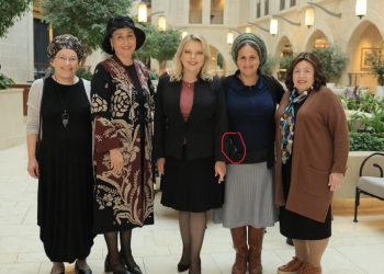 Les féministes israéliennes sont-elles hypocrites ? La femme de Ben-Gvir porte une arme à la ceinture et elles n’applaudissent pas cette femme libre ?