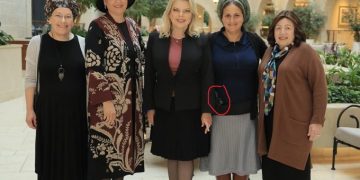 Les féministes israéliennes sont-elles hypocrites ? La femme de Ben-Gvir porte une arme à la ceinture et elles n’applaudissent pas cette femme libre ?