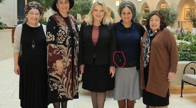 Les féministes israéliennes sont-elles hypocrites ? La femme de Ben-Gvir porte une arme à la ceinture et elles n’applaudissent pas cette femme libre ?