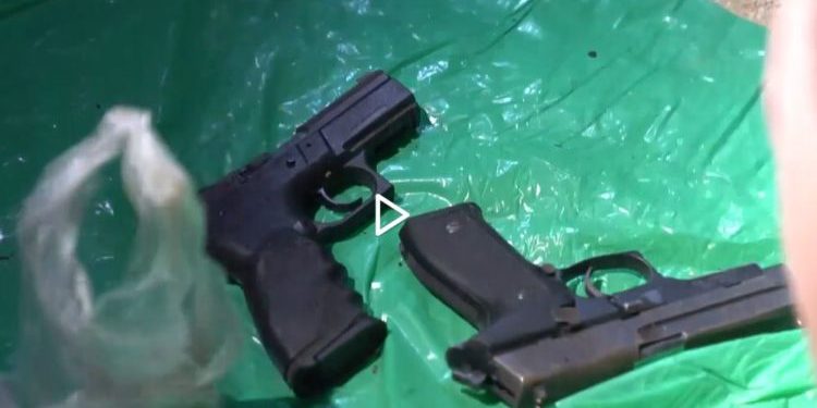 La police des frontières fait une descente dans des maisons à Jaljulya et saisit des armes et de la drogue