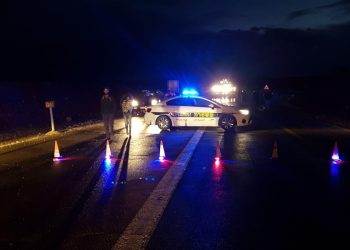 Deux Arabes de Kalkilia ont forcé un poste de contrôle de la police et ont percuté une voiture dans la région de Sharon