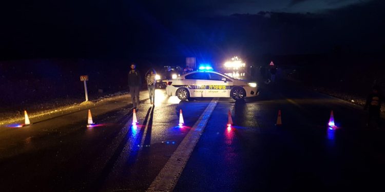 Deux Arabes de Kalkilia ont forcé un poste de contrôle de la police et ont percuté une voiture dans la région de Sharon