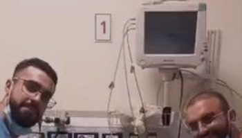 Un médecin de l’hôpital de Jérusalem prend un selfie avec le terroriste qui a poignardé un jeune juif