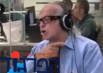 Un animateur radio israélien d&rsquo;extrême gauche suspendu après avoir déclaré que les religieux devaient « se pendre avec leurs tefillin »