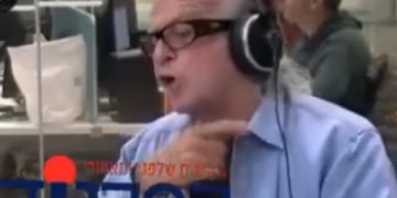Un animateur radio israélien d’extrême gauche suspendu après avoir déclaré que les religieux devaient « se pendre avec leurs tefillin »