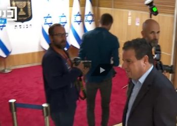 Si la Cour suprême appliquait la loi, serait-il encore député ? Ayman Odeh a refusé d&rsquo;être pris en photo près du drapeau israélien