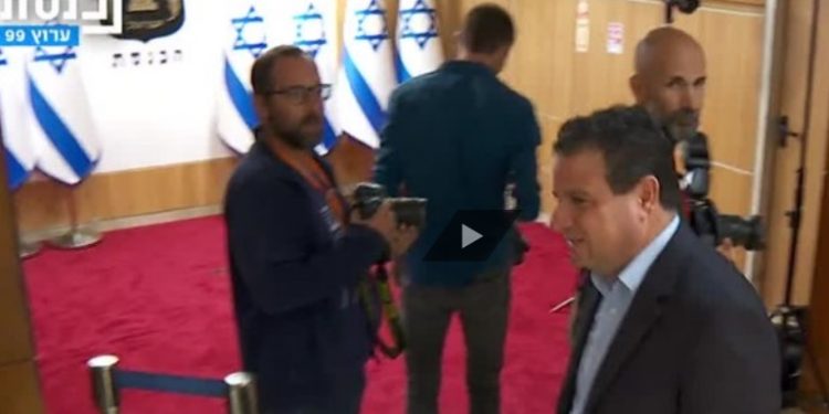 Si la Cour suprême appliquait la loi, serait-il encore député ? Ayman Odeh a refusé d’être pris en photo près du drapeau israélien