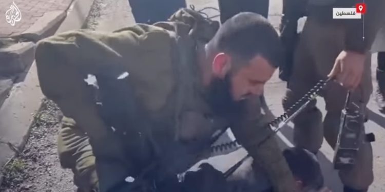 Comment l’extrême gauche a poussé l’armée israélienne à la faute à Hébron : en les insultant, les maltraitant, les humiliant et les maudissant