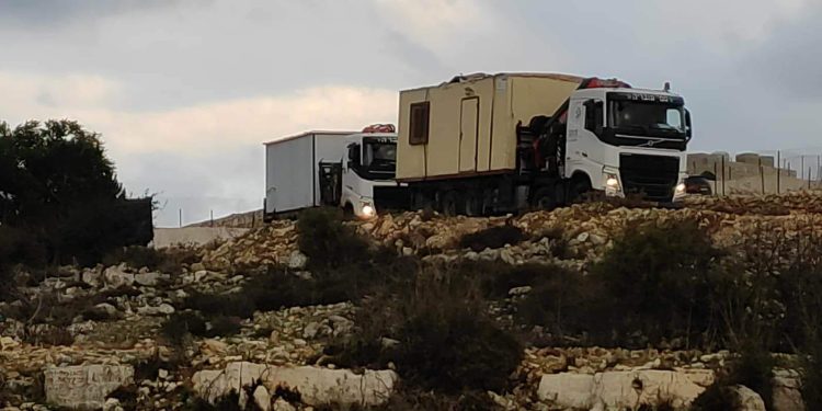 Les forces de Défense israéliennes ont confisqué deux caravanes arabes qui squattaient des terres juives au nord de Ramallah