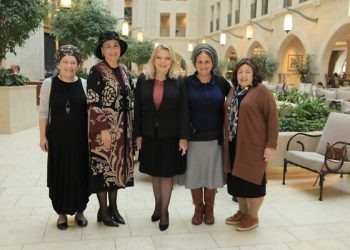 Sarah Netanyahou reçoit les épouses des partenaires de la coalition, la femme de Ben Gvir porte son arme à la ceinture !