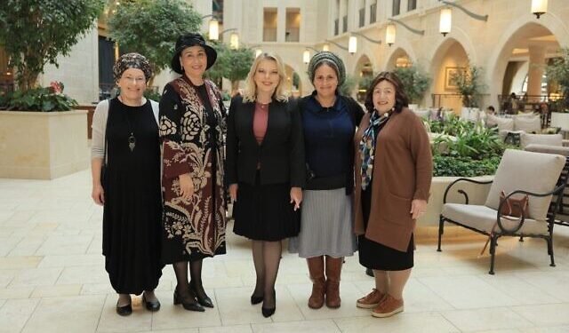 Sarah Netanyahou reçoit les épouses des partenaires de la coalition, la femme de Ben Gvir porte son arme à la ceinture !