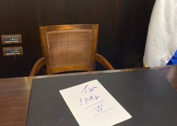 La note que Netanyahou a laissé à son successeur Naftali Bennett, sur son bureau de Premier ministre : « Je reviens tout de suite »