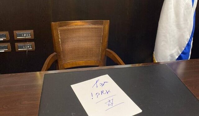 La note que Netanyahou a laissé à son successeur Naftali Bennett, sur son bureau de Premier ministre : « Je reviens tout de suite »