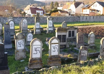 Des croix gammées, des symboles satanistes tagués sur les tombes d&rsquo;un cimetière juif près de Toulouse