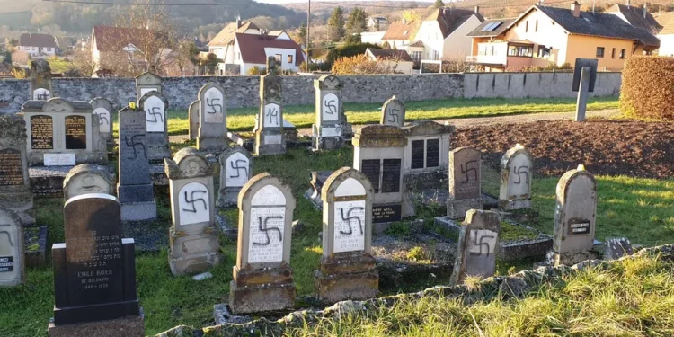 Des croix gammées, des symboles satanistes tagués sur les tombes d’un cimetière juif près de Toulouse