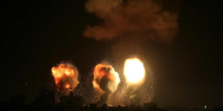 Les avions de chasse israéliens ont bombardé des sites du Hamas à Gaza en riposte à des tirs de roquette samedi soir