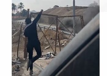 Apartheid à Jéricho : des Arabes lancent des pierres sur des touristes juifs pour qu&rsquo;ils quittent la ville