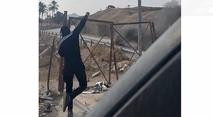 Apartheid à Jéricho : des Arabes lancent des pierres sur des touristes juifs pour qu’ils quittent la ville