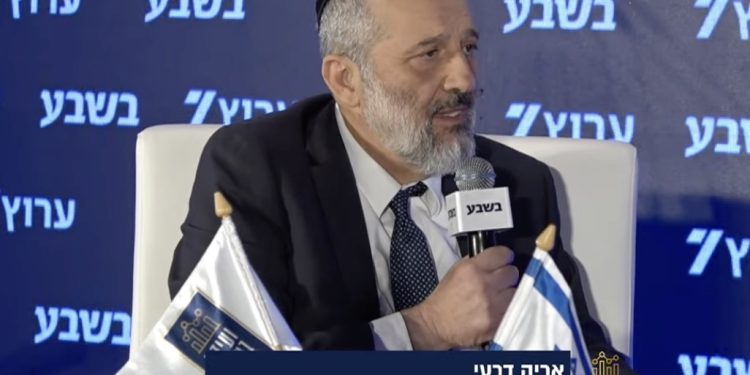 Vers la formation du gouvernement, la Knesset approuve la « loi Deri » controversée en lecture préliminaire