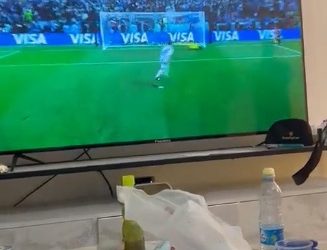 Seulement en Israël : suite à un appel, des policiers ont trouvé une plantation de cannabis, et se sont assis pour voir le match