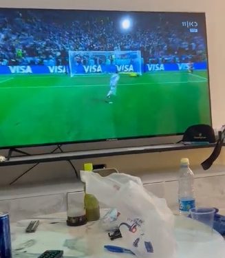 Seulement en Israël : suite à un appel, des policiers ont trouvé une plantation de cannabis, et se sont assis pour voir le match