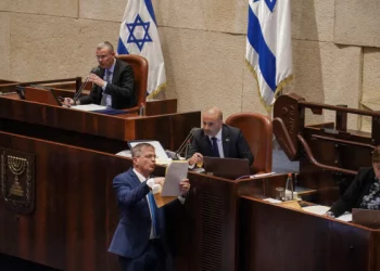 La Knesset vote un amendement à la Loi fondamentale, ouvrant la voie à Deri et Smotrich