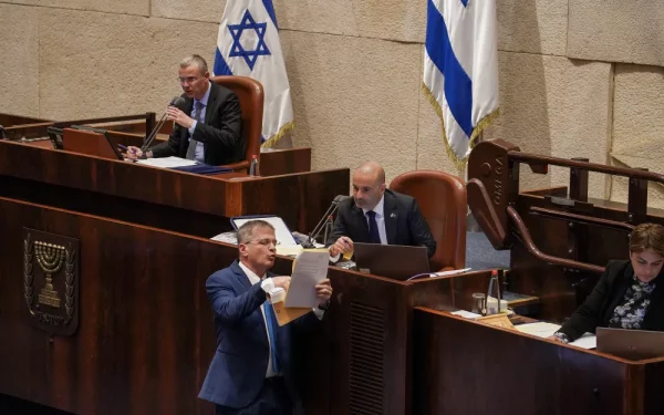 La Knesset vote un amendement à la Loi fondamentale, ouvrant la voie à Deri et Smotrich