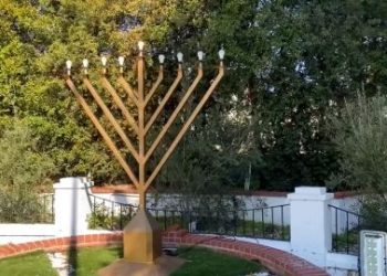 Un homme arrêté pour avoir vandalisé une menorah avec un symbole nazi en Californie