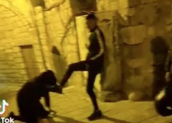 Des adolescentes arabes ont ordonné à un haredi de leur embrasser les pieds. Ils ont été arrêté