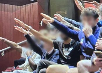 Parents d’élèves furieux après que leurs enfants aient fait le salut nazi en regardant une pièce sur Hitler