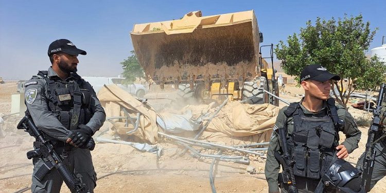 Les autorités israéliennes démolissent un café clandestin à Majd al-Kurum