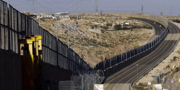 Israël construit un mur de protection anti-terroriste autour de la bande de Gaza