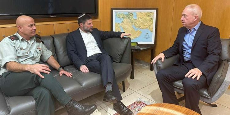 Netanyahou se range du côté de Smotrich et retire l’administration civile à Gallant, conformément aux accords de coalition