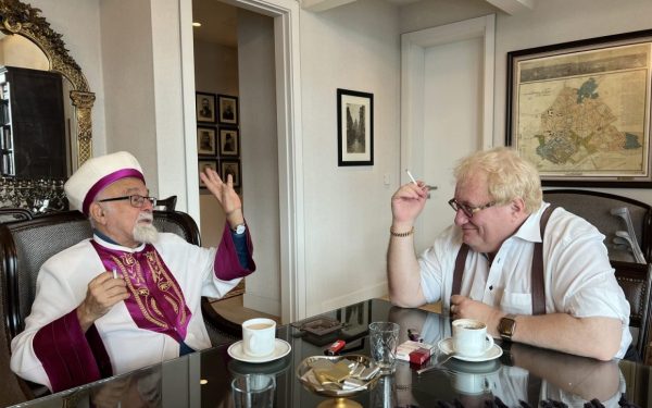 L’auteur à succès Tuvia Tenenbom a rencontré le grand rabbin de Turquie : « Erdogan aime les juifs ! »