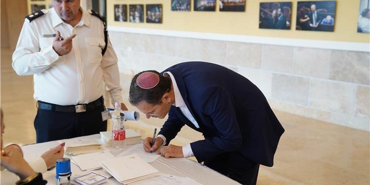 Plainte contre un manifestant de gauche qui a traité le Premier ministre Netanyahou de « Hitler »