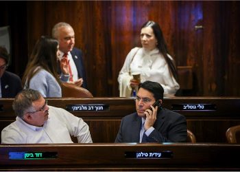 Danny Danon attaque le NY Times pour le titre scandaleux sur l’attentat qui a fait 7 morts  : « Honte à vous »