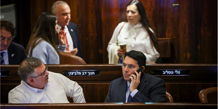 Danny Danon attaque le NY Times pour le titre scandaleux sur l’attentat qui a fait 7 morts  : « Honte à vous »