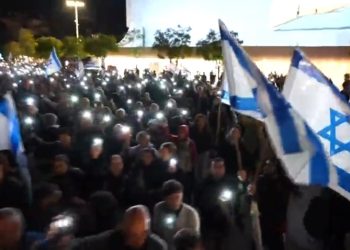 Les losers des élections manifestaient par dizaines de milliers samedi à Tel Aviv pour tenter d&rsquo;entraver la démocratie