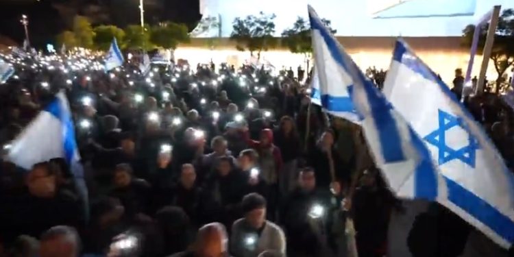 Les losers des élections manifestaient par dizaines de milliers samedi à Tel Aviv pour tenter d’entraver la démocratie