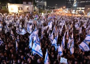 Environ 40 000 personnes – les perdants de l&rsquo;élection – manifestent à Tel Aviv pour tenter de convaincre le pays