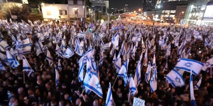 Environ 40 000 personnes – les perdants de l’élection – manifestent à Tel Aviv pour tenter de convaincre le pays