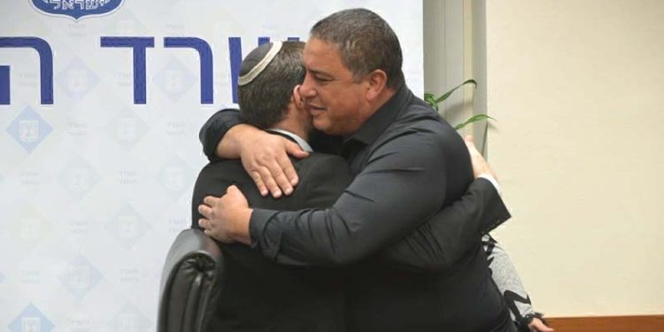 Enfin ! Smotrich transfère les salaires que Ramallah verse aux terroristes, aux victimes juives des terroristes