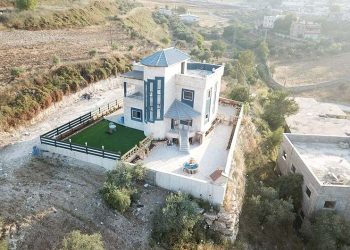 Regavim demande à la Cour de démolir une luxueuse propriété arabe illégale qui bloque un important projet routier