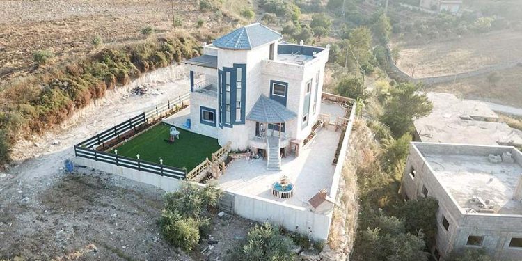 Regavim demande à la Cour de démolir une luxueuse propriété arabe illégale qui bloque un important projet routier