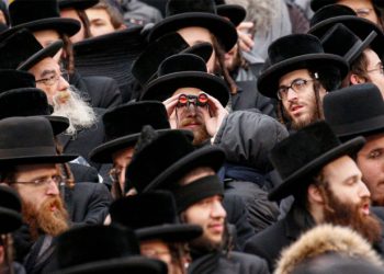 Plus heureux, travaillant plus dur : les données surprenantes sur la société ultra-orthodoxe